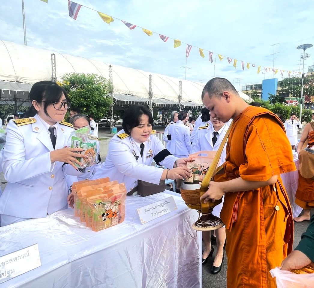 title - ส.ป.ก.นครปฐม เข้าร่วมพิธีเจริญพระพุทธมนต์ และทำบุญตักบาตรถวายพระราชกุศลแด่ สมเด็จพระนางเจ้าสิริกิติ์ พระบรมราชินีนาถ พระบรมราชชนนีพันปีหลวง เนื่องในโอกาสวันคล้ายวันพระราชสมภพ และวันแม่แห่งชาติ 12 สิงหาคม 2569